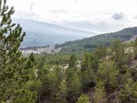 Barret sur Méouge - Hautes Alpes  Vue vers le Sud. Au loin, la montagne de Chanteduc (1542m) au sommet de Fléossier