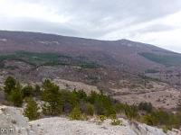 Barret sur Méouge - Hautes Alpes  J'arrive bientôt à Barret-le-Haut. Au loin, les crêtes de  la montagne de Chabre (1393m)