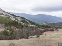 Barret sur Méouge - Hautes Alpes  A gauche le torrent du Rif qui se jette plus bas dans la Méouge