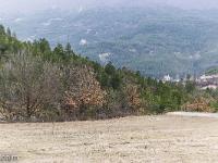 Barret sur Méouge - Hautes Alpes  Au loin, l'église de Barret sur Méouge