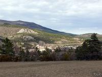 Barret sur Méouge - Hautes Alpes  Vue sur le vilage depuis la montagne de l'Ubac