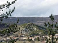 Barret sur Méouge - Hautes Alpes  Vue sur le village et la chapelle