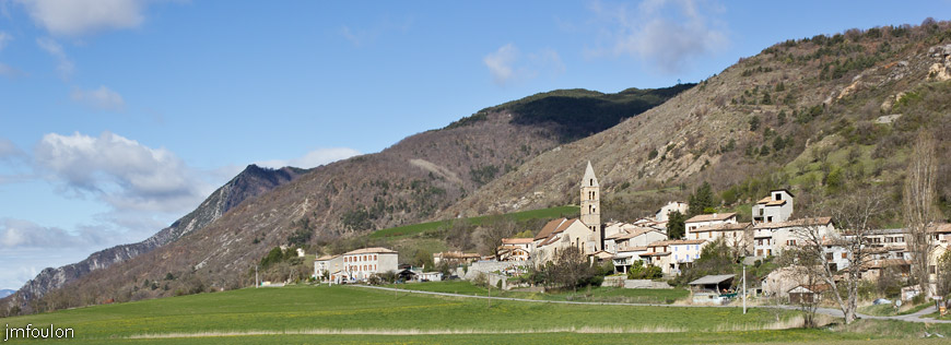 bayons-ch-fer-combe_02.jpg - Bayons - Au loin à gauche Rocher Chabrier (1499 m) et barre du Château, son adret, ou se trouve la Tour de guet de Bédoin (XIIe ou XIVe). Au centre Rébéié (1343 m) et au 1er plan, le Défens, adret de Tavanon (1354 m). Lien vers la galerie de la Tour de Bédoin: http://www.foulonjm.com/htp-tour-bedoin.html
