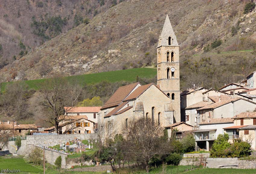 bayons-ch-fer-combe_04.jpg - Bayons - ND de Betlèem (XIIe). Lien vers la galerie sur le village et l'église de Bayons: http://www.foulonjm.com/img/img-bayons/index-bayons.html