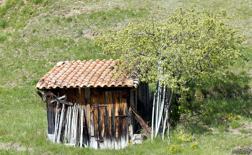 bayons-ch-fer-combe_05.jpg - Cabanon depuis la piste de la Combe au niveau de Soubeyrache (zoom)