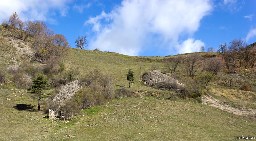 bayons-ch-fer-combe_06.jpg - Ruine et pierriers depuis la piste de la Combe au niveau de Soubeyrache