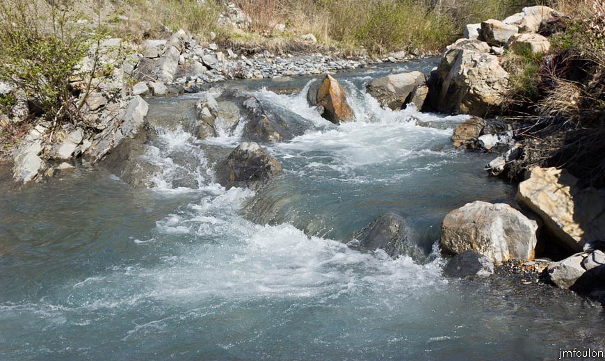 bayons-ch-fer-combe_07.jpg - Le Sasse au niveau du Gué. C'est ici que nous laissons la piste. Nous allons traverser pour empreinter le sentier qui s'élève vers les ruines de la ferme de l'Adret