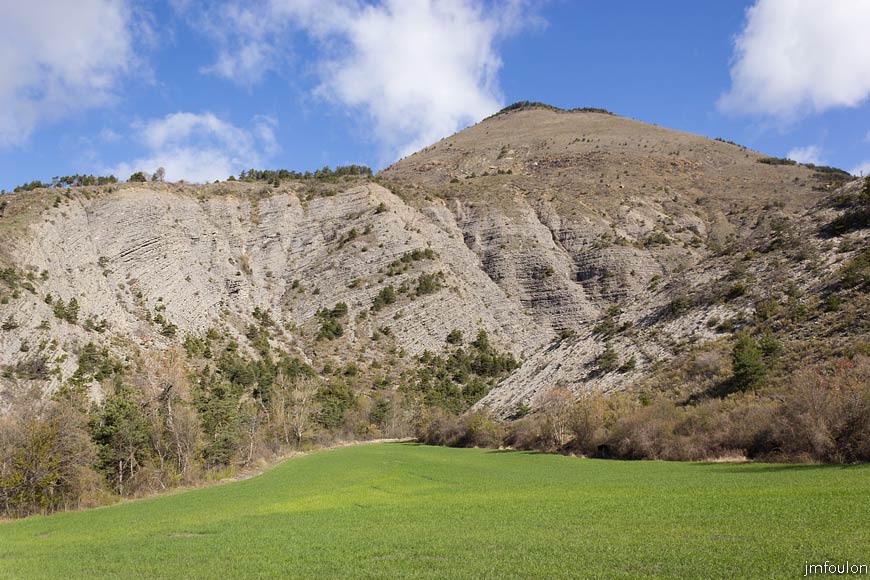 bayons-ch-fer-combe_08.jpg - Vue vers le Nord juste après le gué. Sommet du Champ de Roche (1379 m)