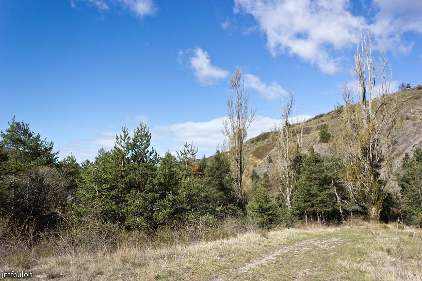 bayons-ch-fer-combe_09.jpg - Le sentier après le gué. (vue à contresens de la marche)