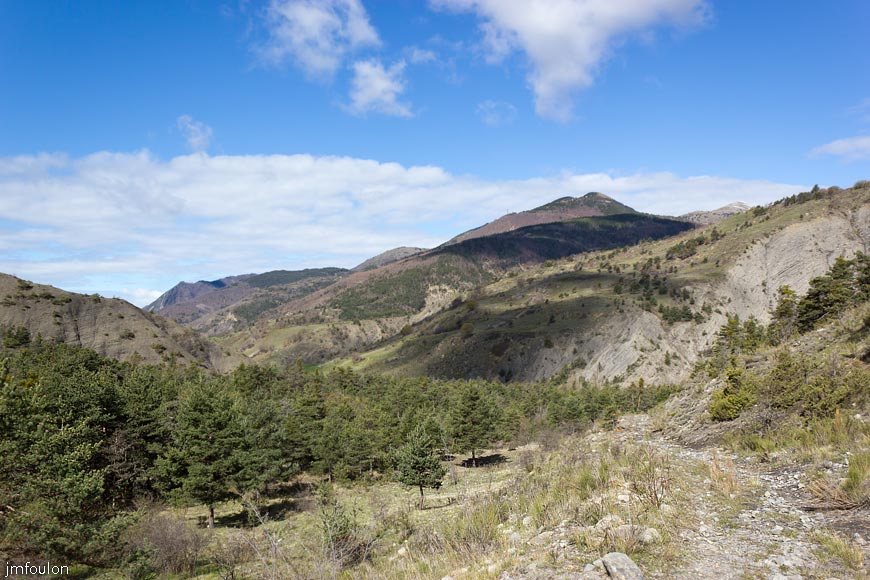 bayons-ch-fer-combe_10.jpg - Vue vers l'Ouest. A droite le sentier au se trouvaient jadis les rails du chemin de fer. Le sommet le plus haut vers la droite, c'est Le Rascle (1547 m)