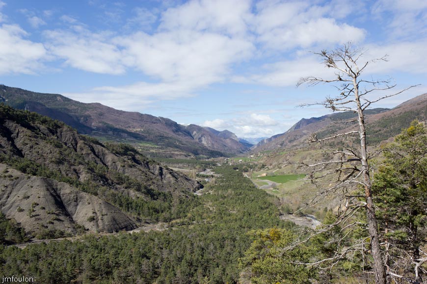 bayons-ch-fer-combe_11.jpg - La vallée du Sasse. On aperçois Bayons et son église (vue à contresens de la marche)