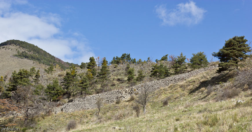 bayons-ch-fer-combe_16.jpg - Vestiges des murs de soutènement du chemin de fer depuis la ferme de l'Adret (zoom)