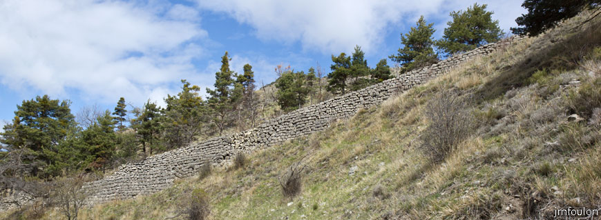 bayons-ch-fer-combe_17.jpg - Vestiges des murs de soutènement du chemin de fer depuis la ferme de l'Adret (autre vue)