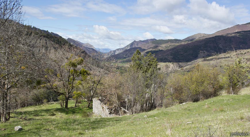 bayons-ch-fer-combe_18.jpg - Ruines de la ferme de l'Adret. Allons y voir de plus près !
