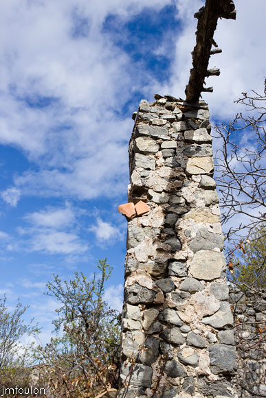 bayons-ch-fer-combe_23.jpg - Ruines de la ferme de l'Adret - Pilier