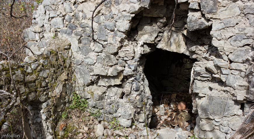 bayons-ch-fer-combe_24.jpg - Ruines de la ferme de l'Adret - Intérieur