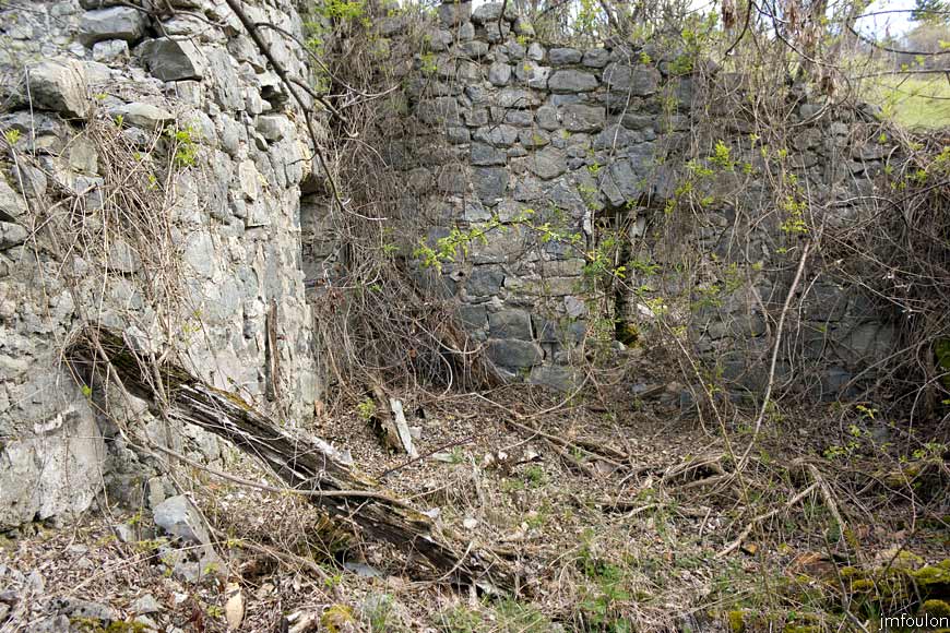 bayons-ch-fer-combe_25.jpg - Ruines de la ferme de l'Adret - Intérieur