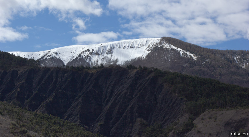 bayons-ch-fer-combe_26.jpg - Au 1er plan Serre des Roches (1037 m) Au loin, l'Oratoire et ses crêtes