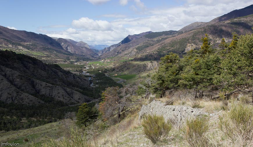 bayons-ch-fer-combe_28.jpg - La vallée du Sasse, Bayons au loin et à droite. Au 1er plan à gauche:  vestiges des murs de soutènement du chemin de fer de la Combe