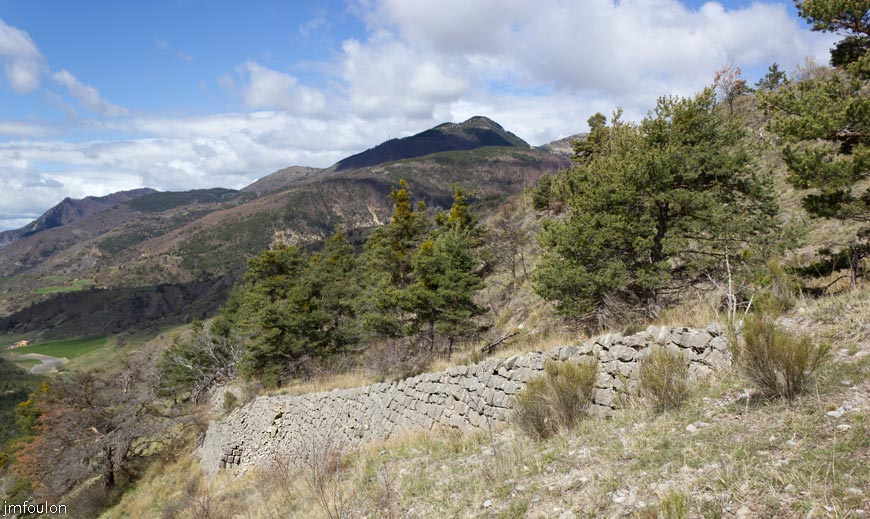 bayons-ch-fer-combe_29.jpg - Vestiges des murs de soutènement du chemin de fer de la Combe (autre vue)