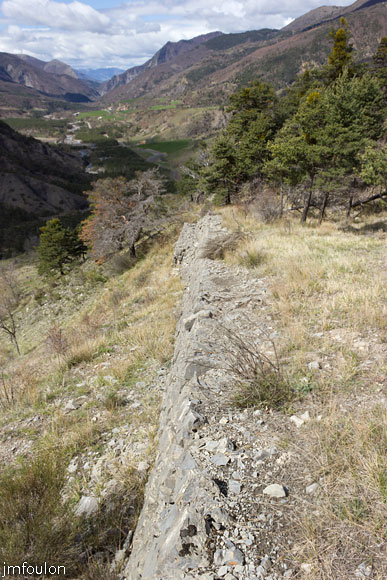 bayons-ch-fer-combe_30.jpg - Vestiges des murs de soutènement du chemin de fer de la Combe (autre vue)