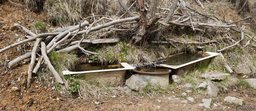 bayons-ch-fer-combe_38.jpg - Autre abrevoir en bordure de piste (Tout récup! ... )