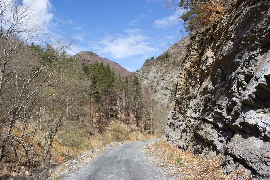 bayons-ch-fer-combe_40.jpg - La piste et à gauche le torrent du Sasse