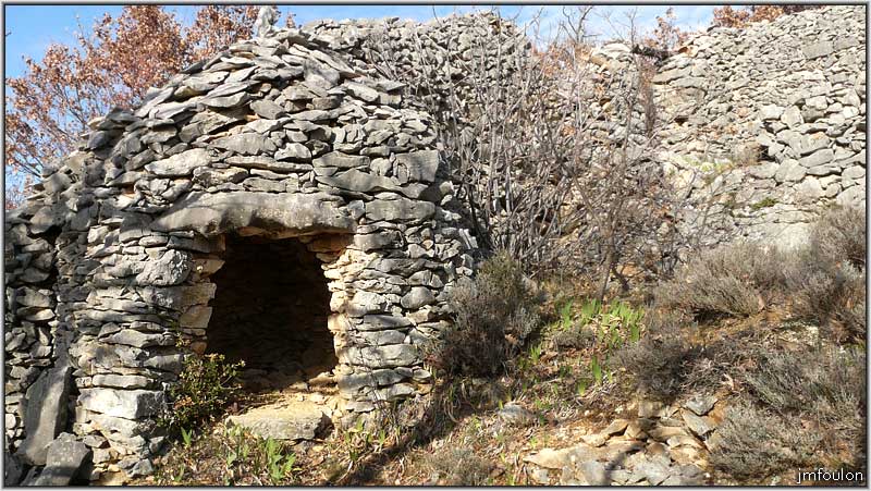 borie-banon-09web.jpg - Vue sur la borie intégrée au mur nord de l'enclos à l'intérieur de celui-ci