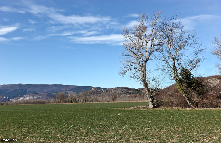 buech-20web.jpg - Autre vue sur la montagne de Chabre au loin et Mison Village et son château médiéval au centre