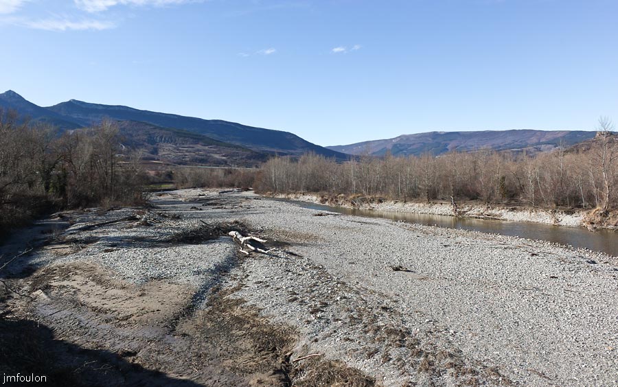 buech-21web.jpg - Le lit du Buech entre Font Michelle au Nord et les Ruines de la Tuilière au Sud