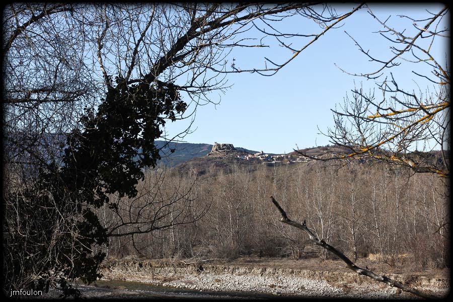 buech-31web.jpg - Autre vue sur le château et le village de Mison depuis la rive droite du Buech