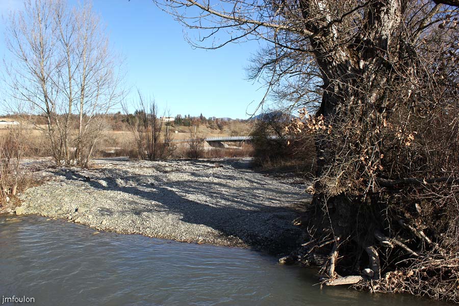 buech-50web.jpg - Le Torrent de Clarescombes qui se jette ici dans le Buech. A droite, le tout nouveau pont de Ribiers