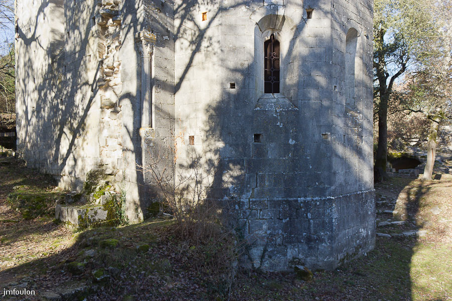 carluc-04-2.jpg - Entre la façade sud et le chevet se trouve une colonne absidiale surmontée d'un chapiteau richement et finement décoré