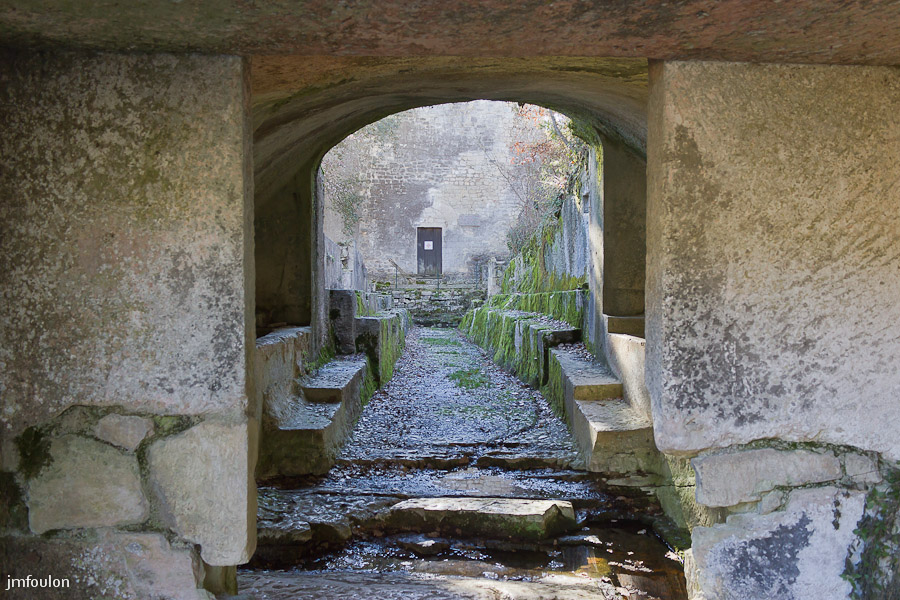 carluc-12-2.jpg - La galerie et ses tombes antropomorphes creusées dans le roc. Elle était couverte de voûtes d'arête sur dix travées qui prenaient appui sur des colonettes monolithiques surmontées de chapiteaux de style corinthien. Tout ce que vous voyez est entièrement creusé dans le roc. Au premier plan, l'Hypogée. un hypogée est une tombe creusée sous le sol