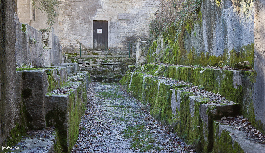 carluc-13-2.jpg - La galerie et ses tombeaux antropomorphes creusées à même la roche