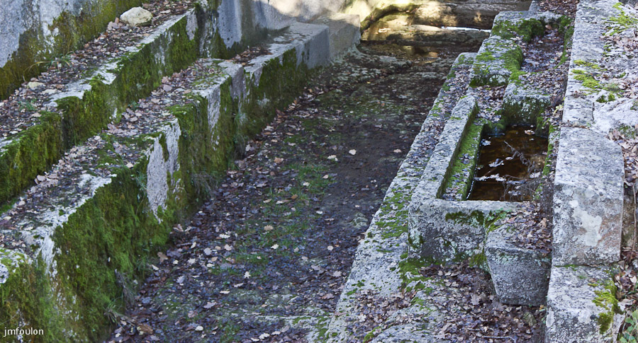 carluc-14-2.jpg - La galerie et ses tombeaux antropomorphes creusées dans le roc