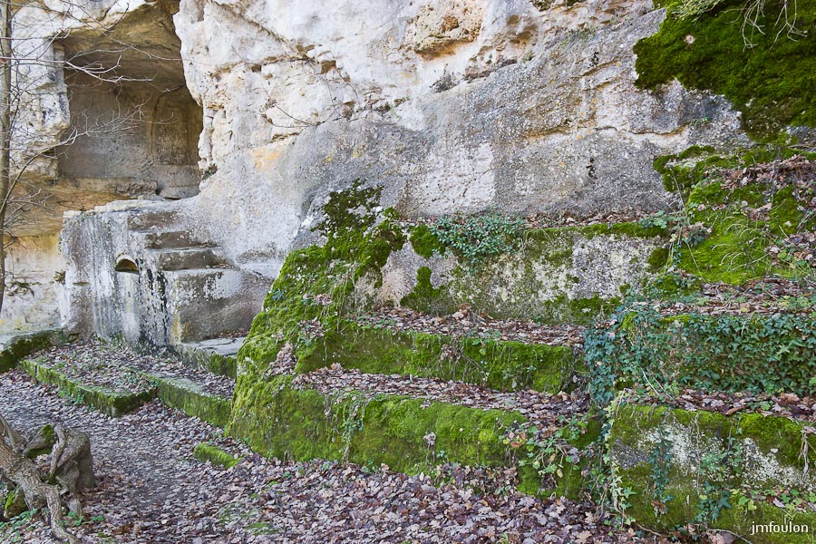carluc-22-2.jpg - Escalier menant à une céllule monacale troglodytique