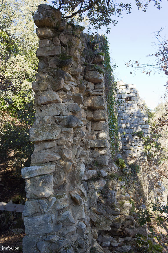 carluc-32-2.jpg - Remparts en haut de la falaise (XIIe)