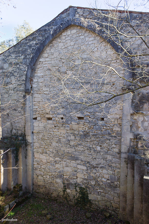 carluc-35-2.jpg - Façade Ouest de la chapelle Notre Dame. Ici se trouvait une seconde pièce aujourd'hui ruinée