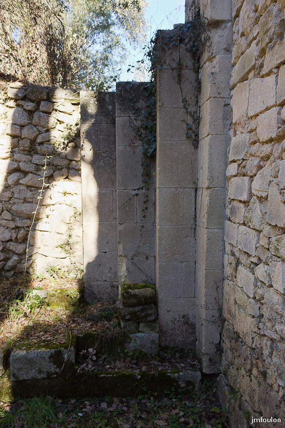 carluc-40-2.jpg - Maçonnerie de pierres de taille (de chaque côté du pignon)