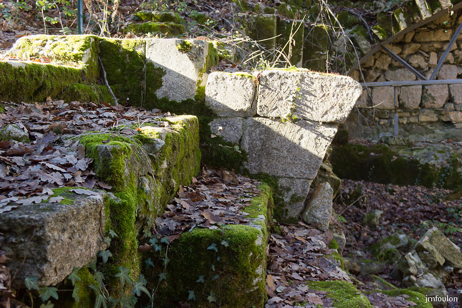 carluc-42-2.jpg - Départ de la voûte de la partie basse côté Sud