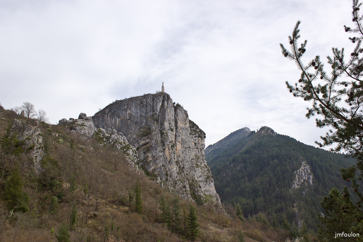 castellane-nd-roc-001.jpg - Vue sur le rocher qui porte la chapelle Notre Dame du Roc ou nous allons nous rendre