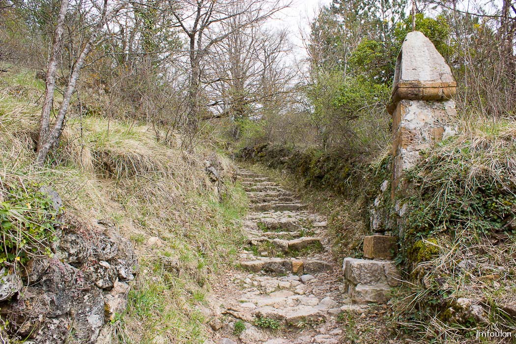 castellane-nd-roc-002.jpg - Pour cela, nous allons empreinter un chemin empierré et jalonné d'oratoires