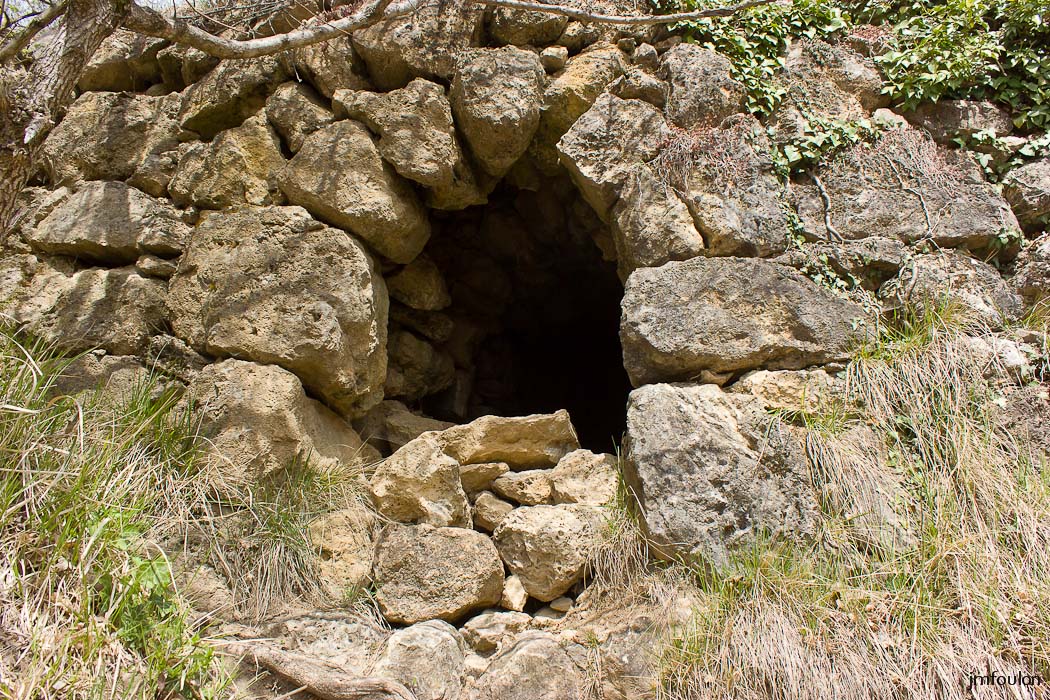 castellane-nd-roc-005.jpg - Sur le mur qui borde le chemin, au Nord, se trouve un tunnel dont on ne voit pas la fin. Qu'elle était sa fonction ? ...