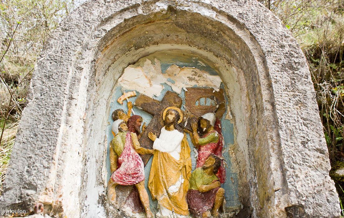 castellane-nd-roc-011.jpg - Détail de la scène dans la niche