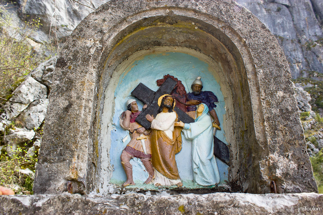 castellane-nd-roc-015.jpg - Détail de la scène dans la niche