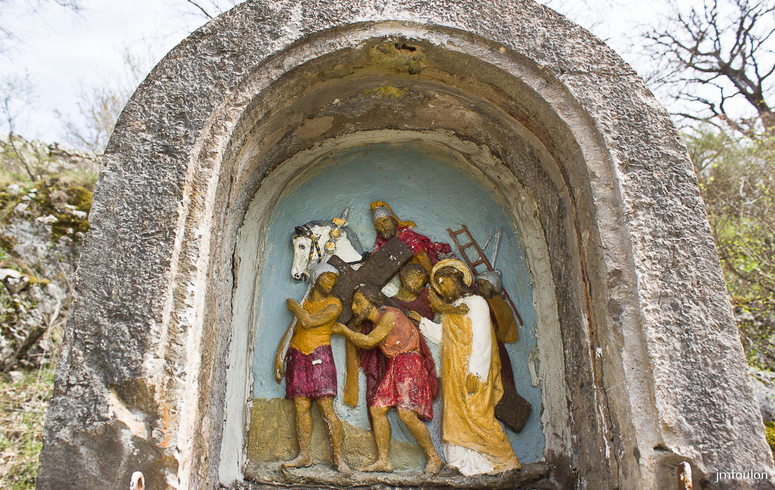 castellane-nd-roc-017.jpg - Détail de la scène dans la niche