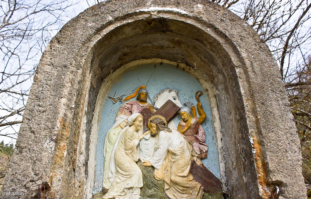 castellane-nd-roc-019.jpg - Détail de la scène dans la niche