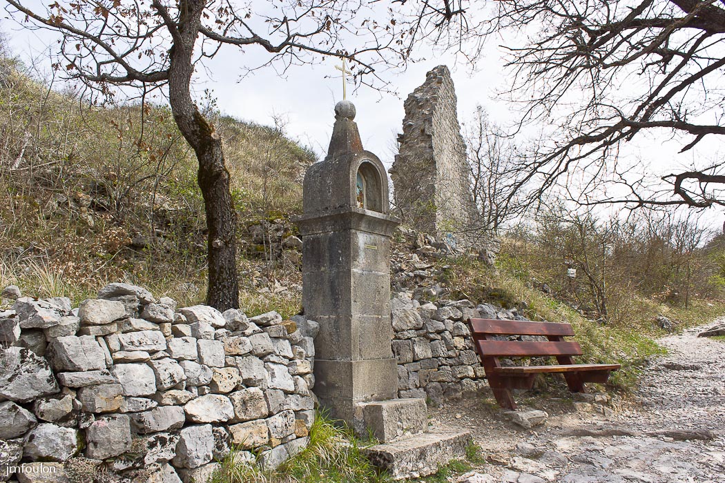 castellane-nd-roc-021.jpg - Le neuvième oratoire. Derrière, les premiers vestiges de Pétra Castellana que nous verrons plus loin
