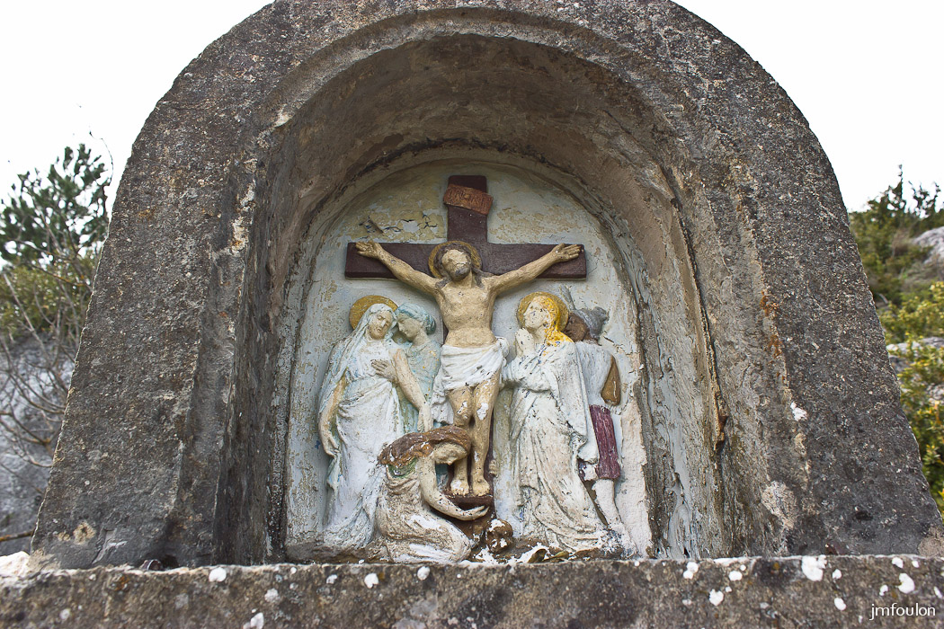 castellane-nd-roc-032.jpg - Détail de la scène dans la niche